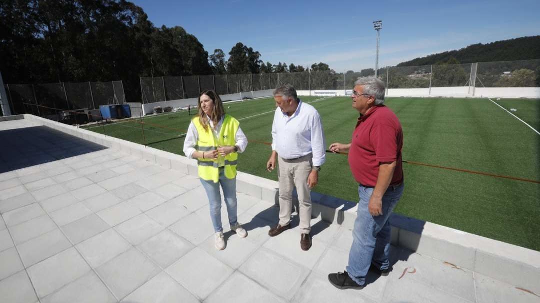 Telmo Martín, en el centro, durante la visita al campo de fútbol. JOSÉ LUIZ OUBIÑA