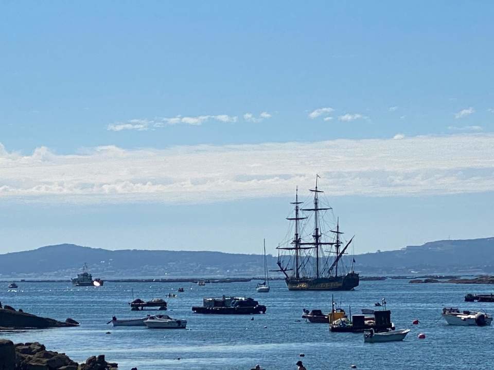 La fragata fondeada en el mar de A Illa de Arousa. EUROPA PRESS