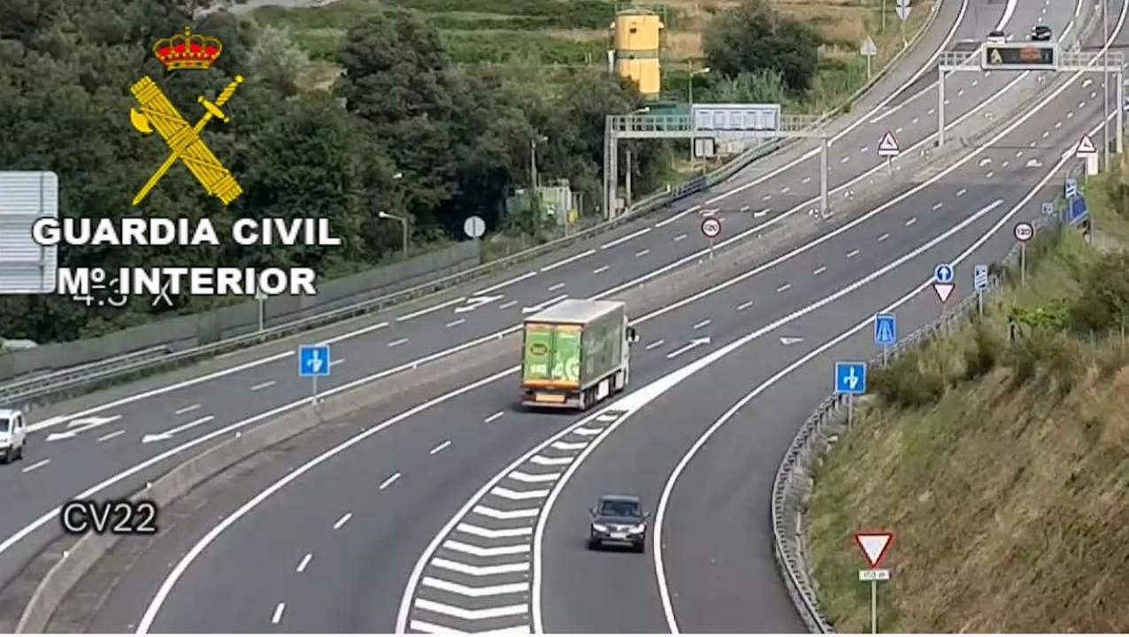 El vehículo, circulando en dirección contraria por la Autovía do Salnés AG-41. DS