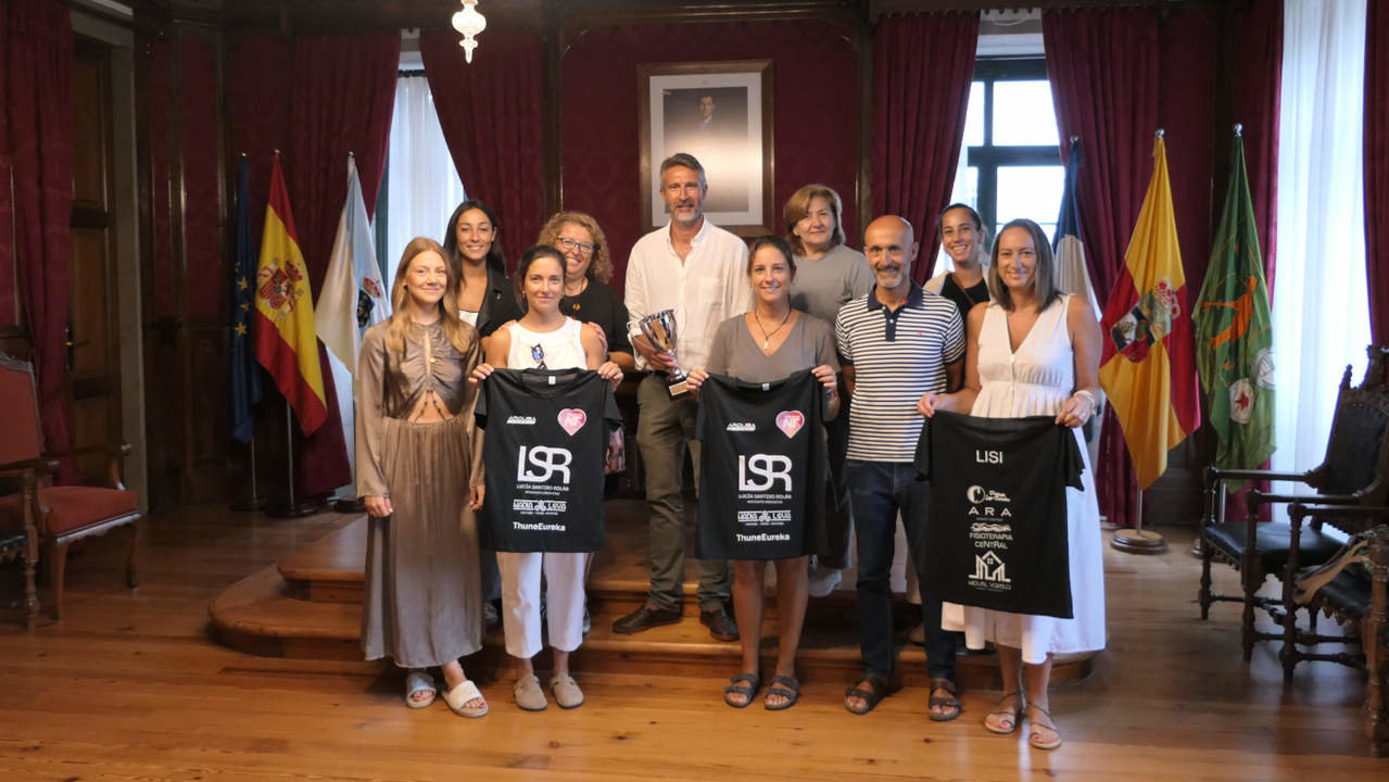 Alberto Varela y Álvaro Carou recibieron a las integrantes del Arousa Padel Femenino. DS