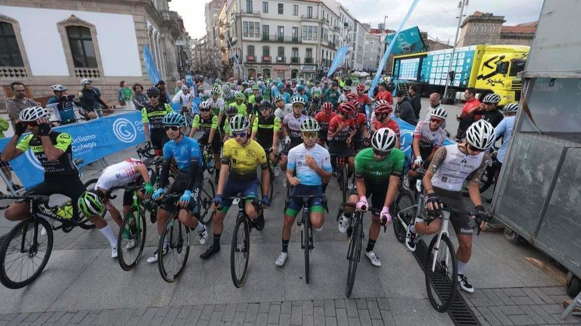  Salida de la última etapa de la Volta a Galicia el pasado año en Pontevedra. RAFA FARIÑA 