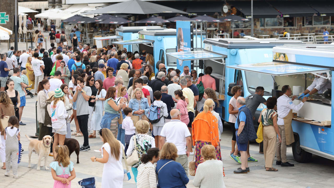 Aspecto de la Praza do Mar este mismo jueves llena de turistas en la presentación de campaña das foodtrucks GALICIA SABE AMAR. GONZALO GARCÍA