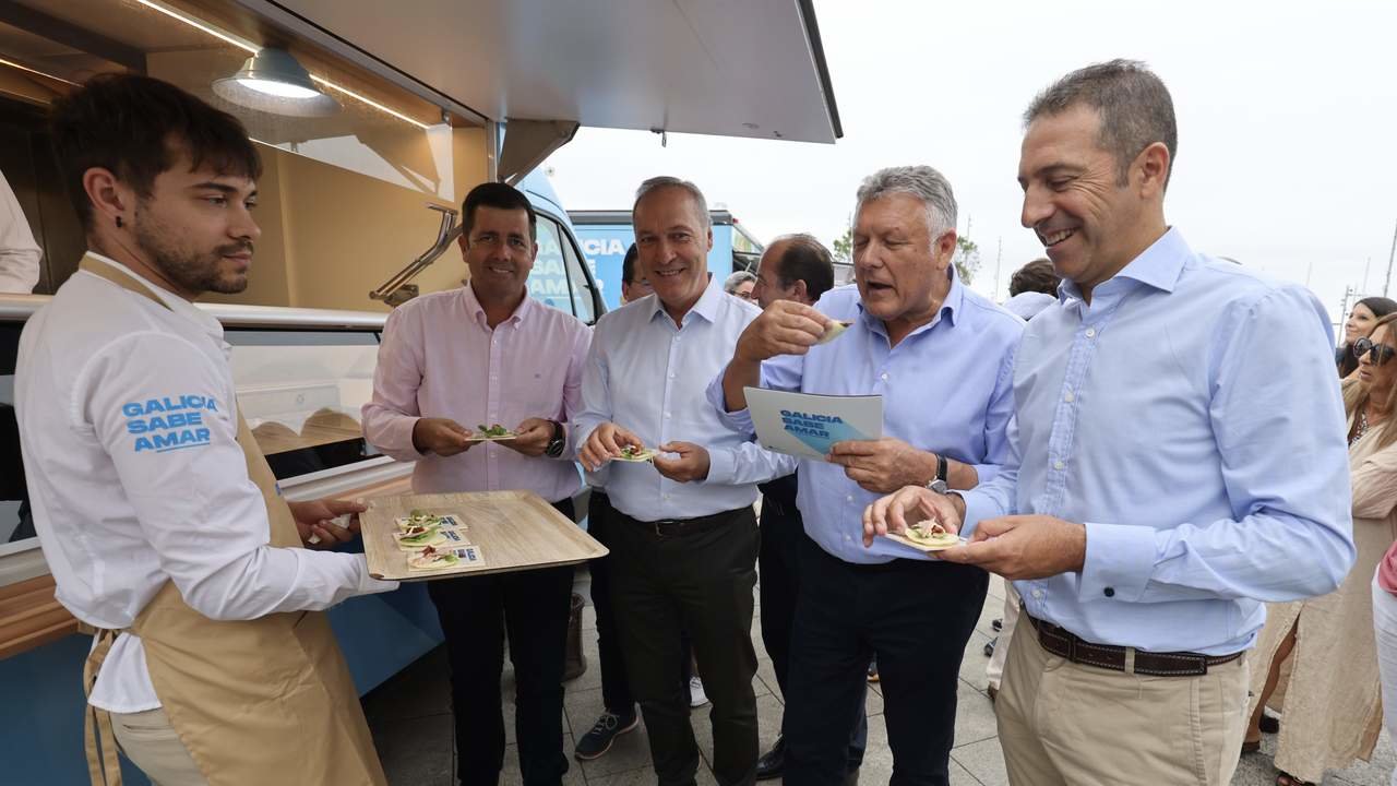 Alfonso Villares, Telmo Martín e membros do goberno nunha das foodtrucks. GONZALO GARCÍA