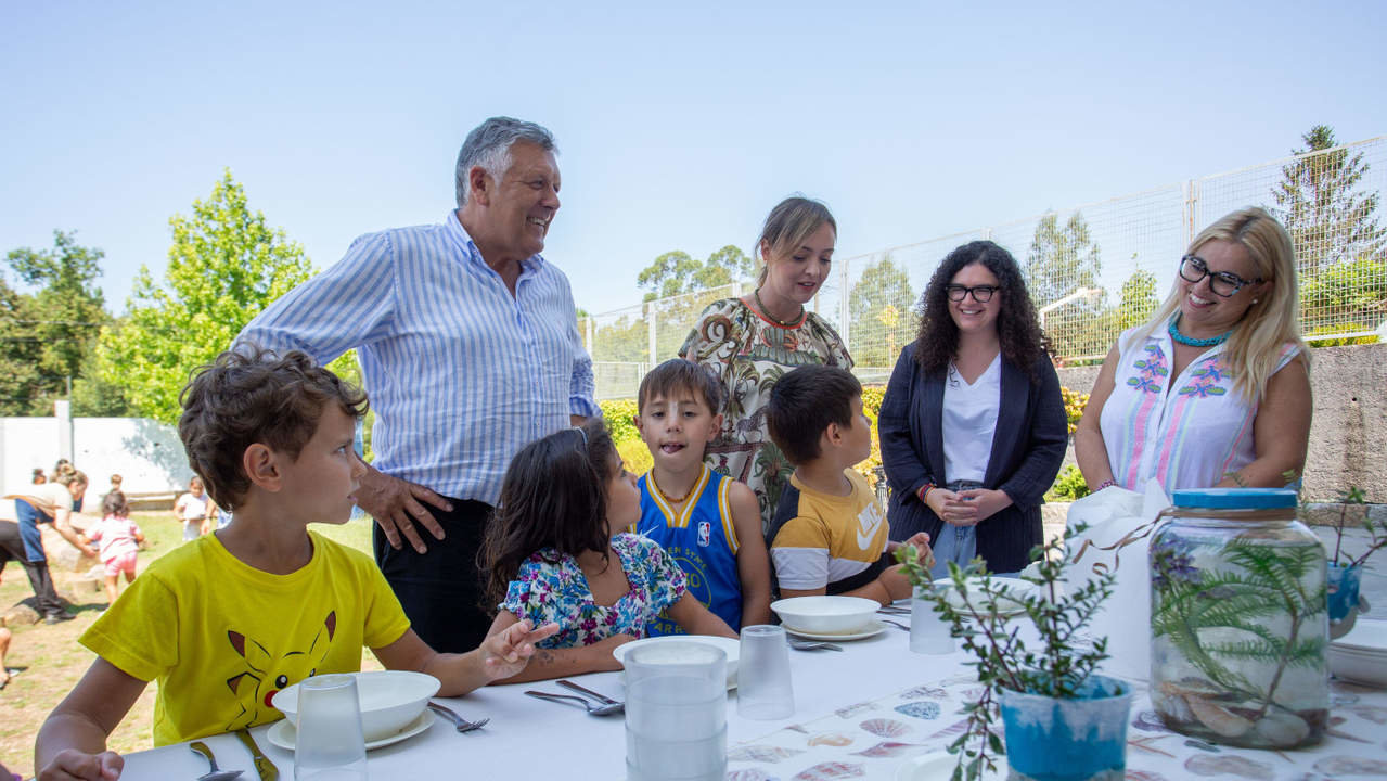 Telmo Martín y Fabiola García en su visita al colegio A Florida por el plan Sanxenxo Concilia. SERGIO SUEIRO