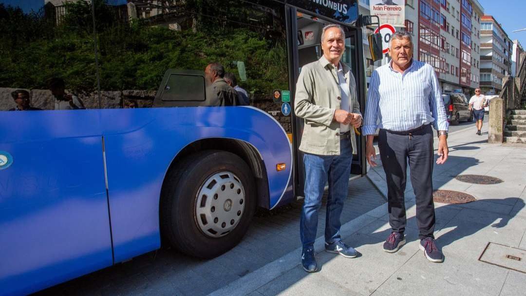 Agustín Reguera y Telmo Martín junto a uno de los buses de la línea urbana de Sanxenxo . SERGIO SUEIRO