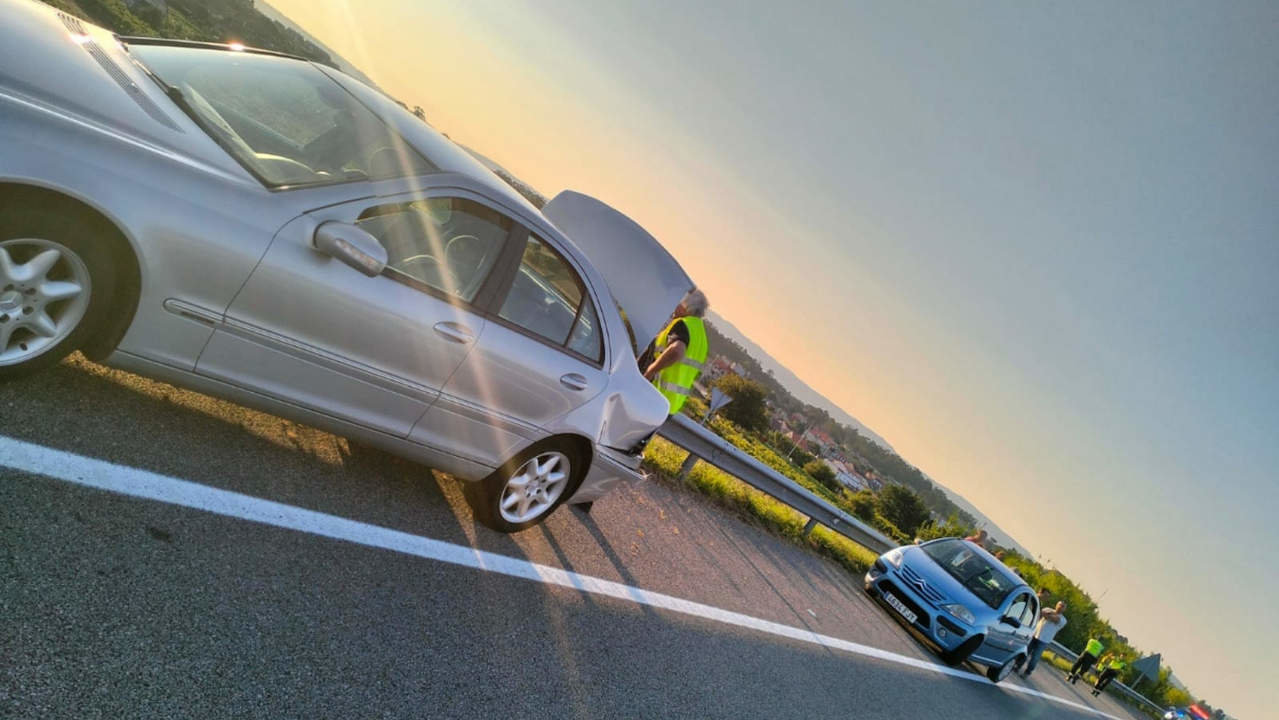 Los coches implicados en el accidente en la vía rápida. EMERXENCIAS CAMBADOS