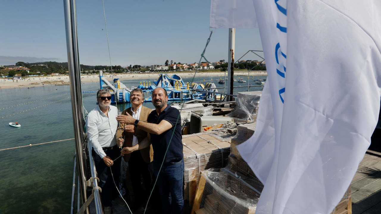 Izado de Q de Calidade, S de Sostibilidade y Bandera Azul en Portonovo, Sanxenxo. JAVIER CERVERA-MERCADILLO,