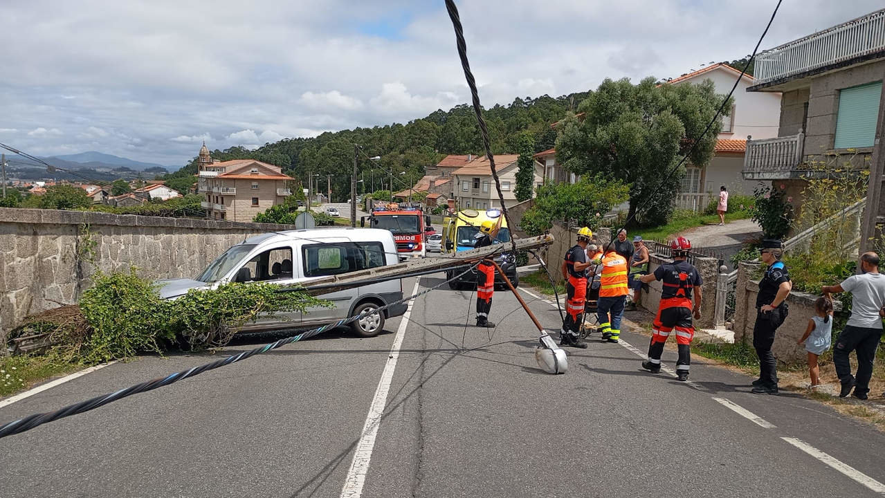 El poste de la luz, cortanto el tránsito en Noalla. DS