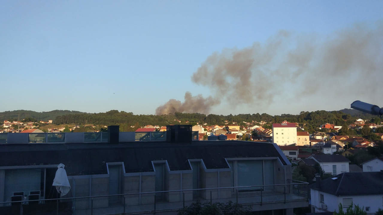 La columna de humo del fuego en Vilagarcía fue visible desde muchas zonas del municipo. DP