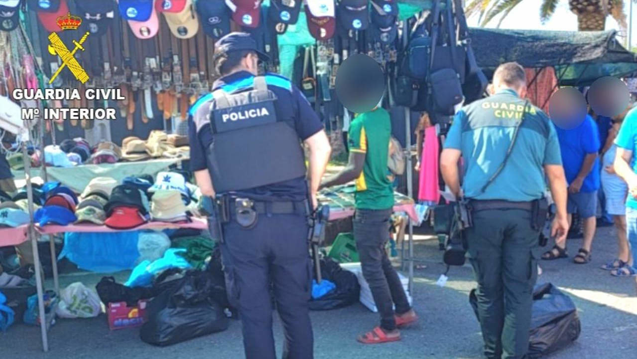 Policía Local de Sanxenxo y Guardia Civil en el operativo del mercadillo de Baltar-Portonovo. DS