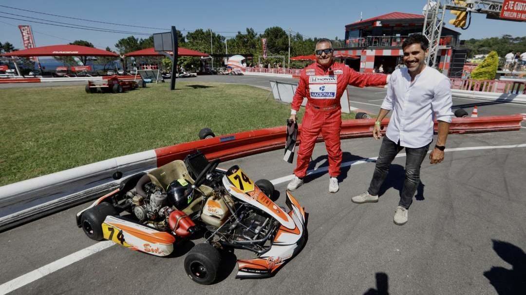 Jose López Rivas y Rafael Durán, junto a la curva con nombre Ayrton Senna. JAVIER CERVERA-MERCADILLO