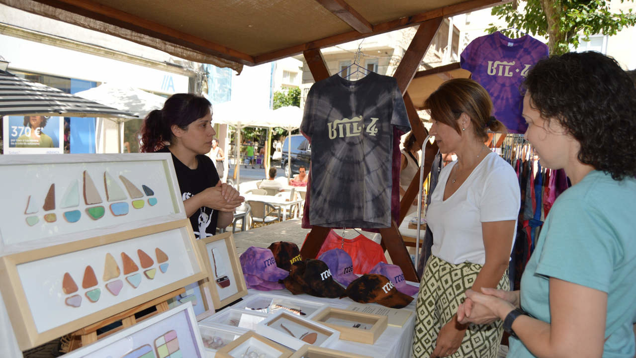 Mercadillo artesanal solidario instalado en la Praza de Pascual Veiga de Sanxenxo. DS