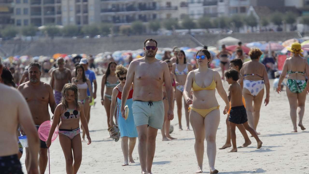 Turistas en la playa de Silgar el pasado mes de agosto. DS