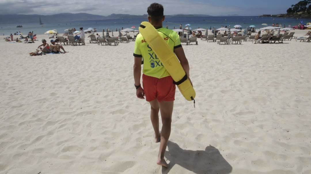 Socorrista en una de las playas de Sanxenxo. JOSÉ LUIZ OUBIÑA