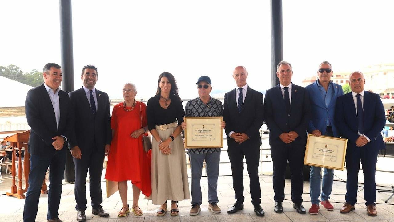 Autoridades e premiados coas insignias de Oro e Brillantes da Festa do Mexillón e o Berberecho. AGN