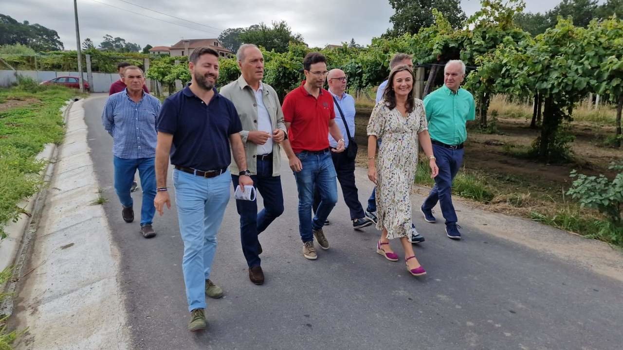 Visita de Agustín Reguera ás parroquias de Cambados xunto ao rexedor do municipio arousano, Samuel Lago