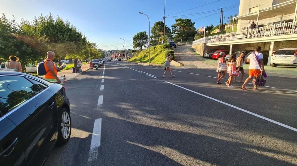 Varias personas atravesando a pie la carretera en Major. DS