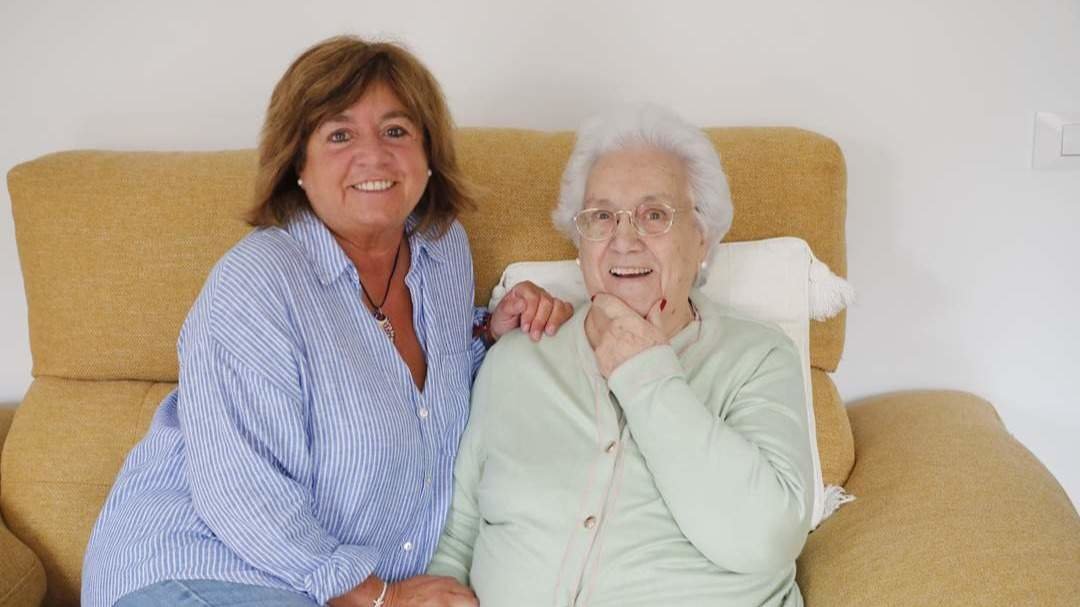 Loló, la hija mayor de Lola Villalustre, junto a su madre. JOSÉ LUIZ OUBIÑA