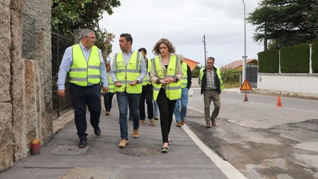 Luis López, no centro, visitan a actuación na rúa Condesa. DS