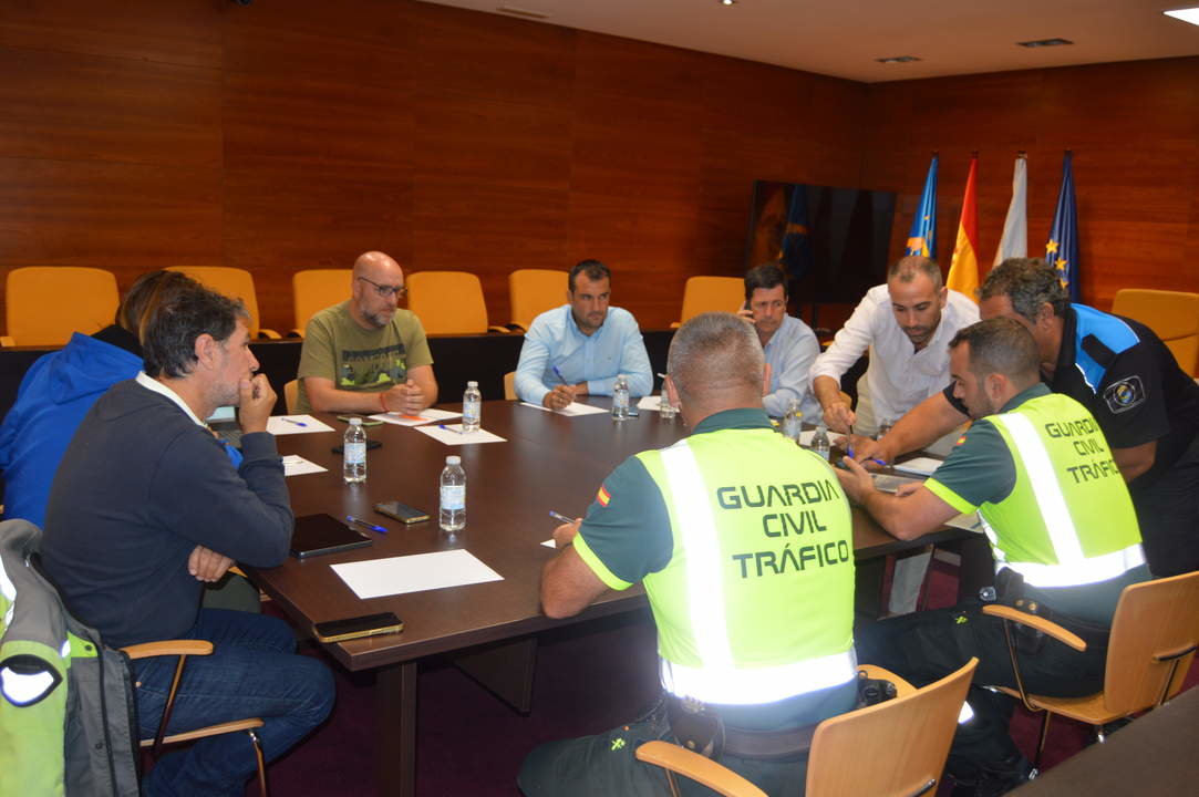 Reunión de seguridad en Sanxenxo con motivo de la prueba. DS