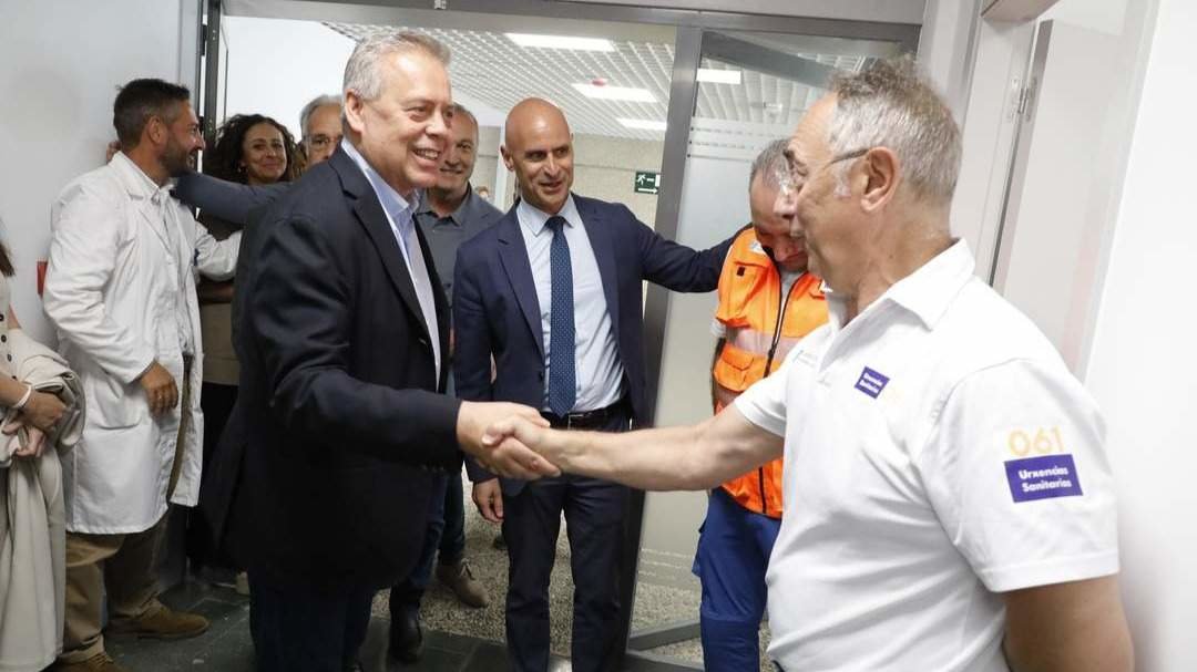 El conselleiro de Sanidade, Antonio Gómez Caamaño, visitó este martes las instalaciones renovadas en el Hospital do Salnés. JOSÉ LUIZ OUBIÑA