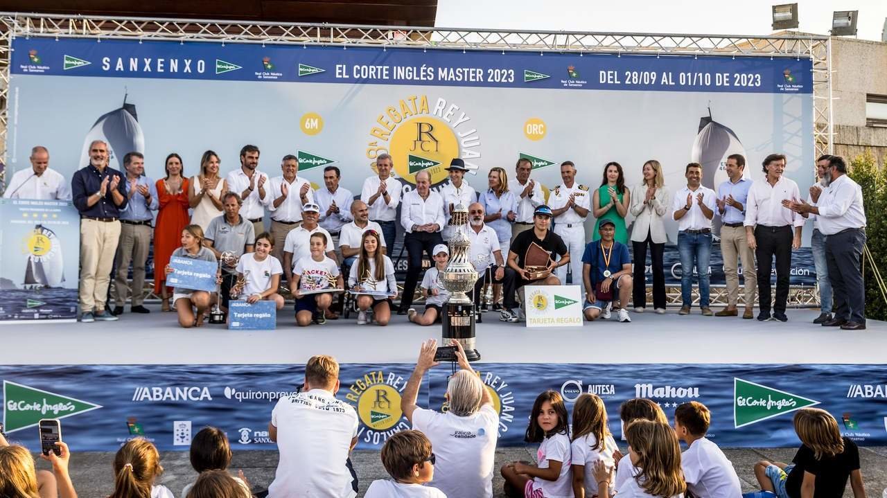 Foto de familia de los vencedores en 2023. MARÍA MUIÑA