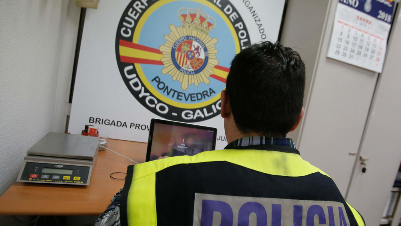  Un policía de la UDYCO. GONZALO GARCÍA 