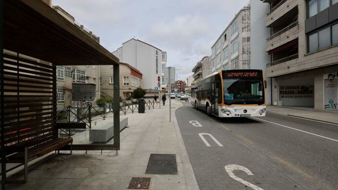 Uno de los autobuses circulares entre Sanxenxo y A Lanzada, a su paso por el centro este verano. RAFA FARIÑA