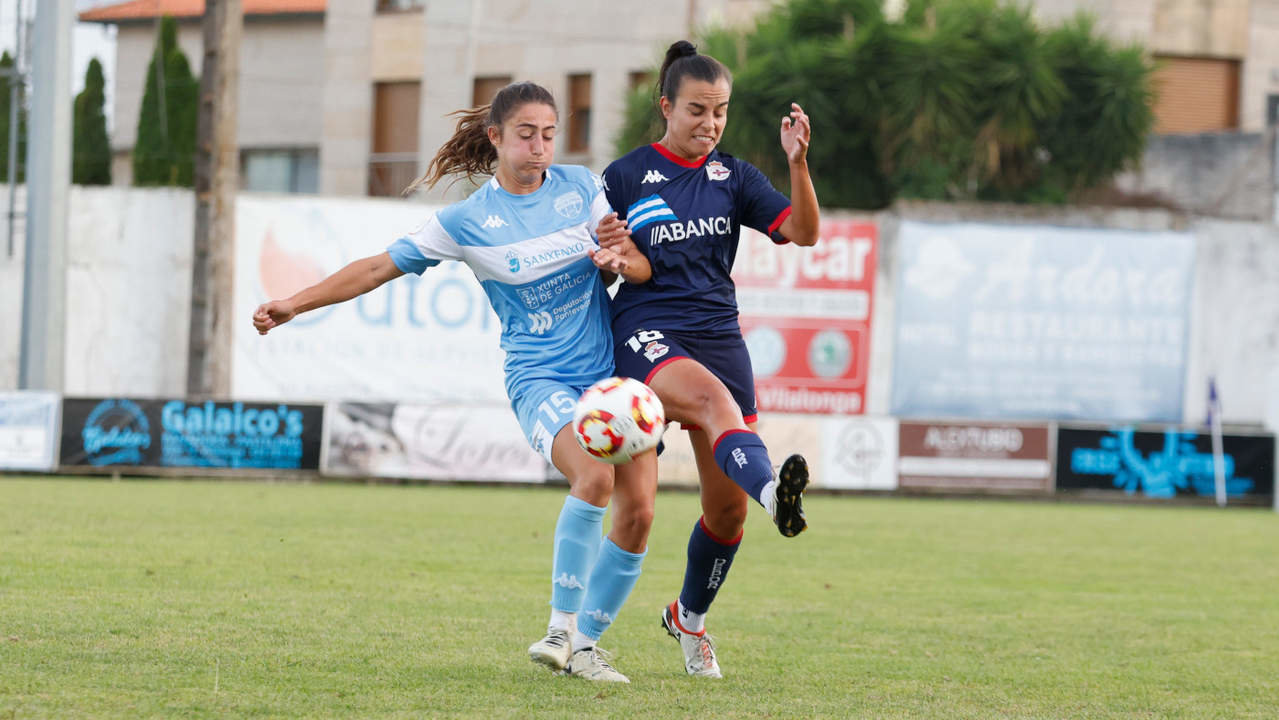 Claudia Cabezas controla el esférico ante la presión deportivista en el Atlético Villalonga-RC Deportivo en San Pedro de Copa de la Reina. GONZALO GARCÍA.JPG