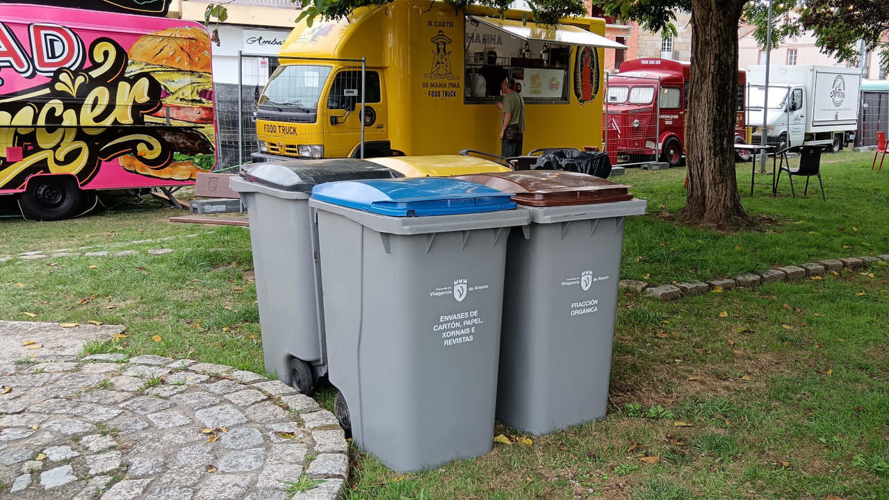 Una de las islas de contenedores instaladas en el Festival Revenidas de Vilaxoán en Vilagarcía. DS