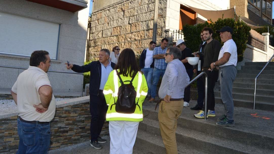 El alcalde, Telmo Martín, y el edil Yago Torres visitaron este viernes la zona a humanizar junto con la empresa concesionaria de la obra. DS