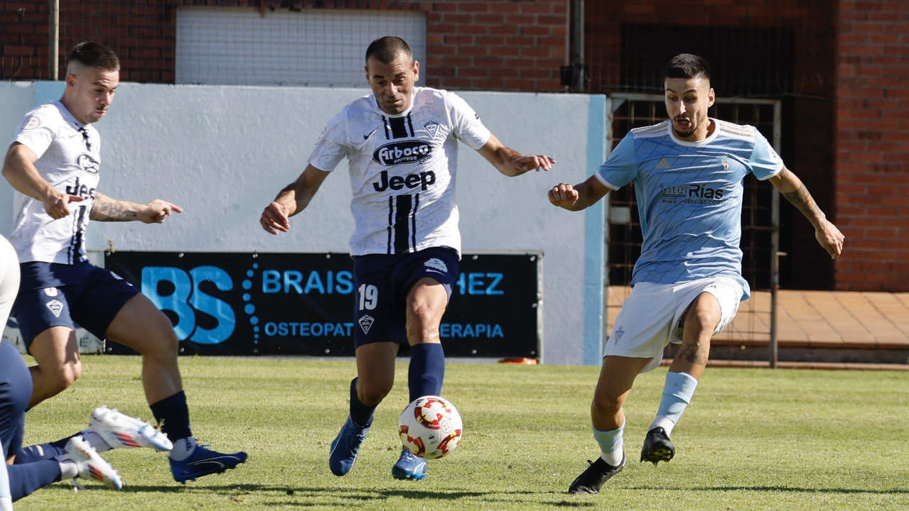 Primer encuentro en la vuelta del Villalonga FC a Tercera RFEF ante el Silva. GONZALO GARCÍA