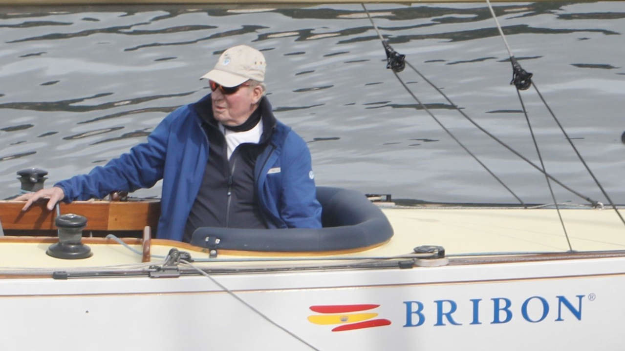  Juan Carlos I, a bordo del Bribón en una de sus visitas a Sanxenxo. JOSÉ LUIZ OUBIÑA 