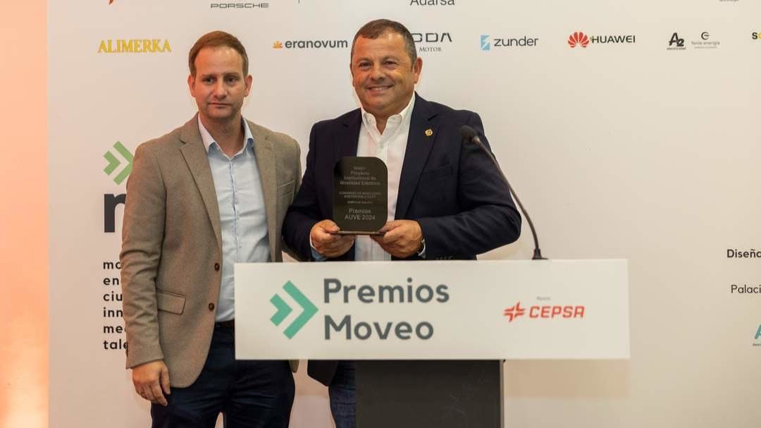 Álvaro Rodríguez y Rafael Domínguez junto al premio. DS