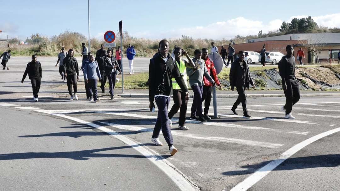 Algunos migrantes durante su estancia en noviembre de 2023. JOSÉ LUIZ OUBIÑA