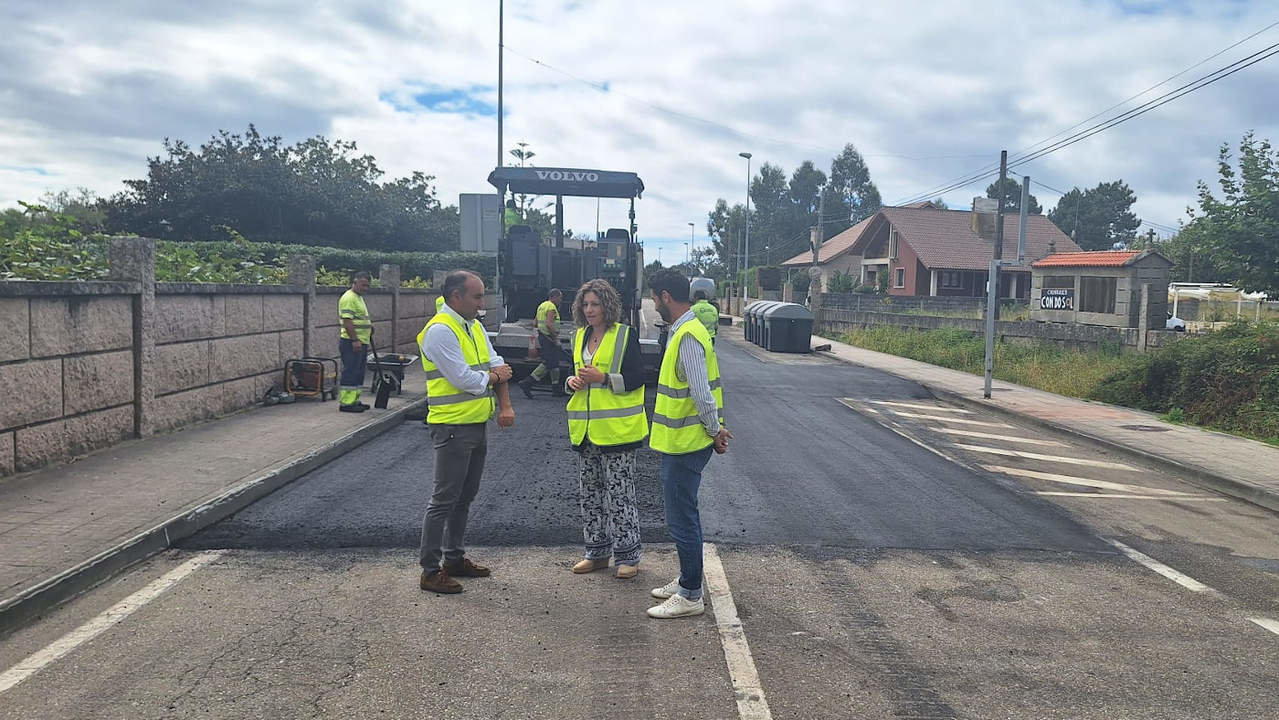 Visita de Isabel Couselo ás obras na estrada provincial de As Aceñas en A Illa de Arousa. DS