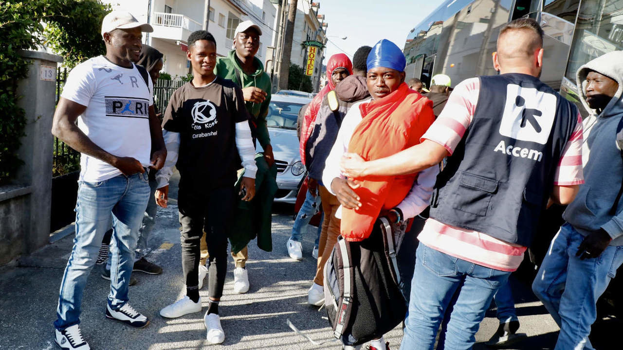  Parte del grupo de migrantes, este martes, a su llegada al hotel de Areas en el que permanecerán hospedados al menos durante dos meses. JOSÉ LUIZ OUBIÑA 