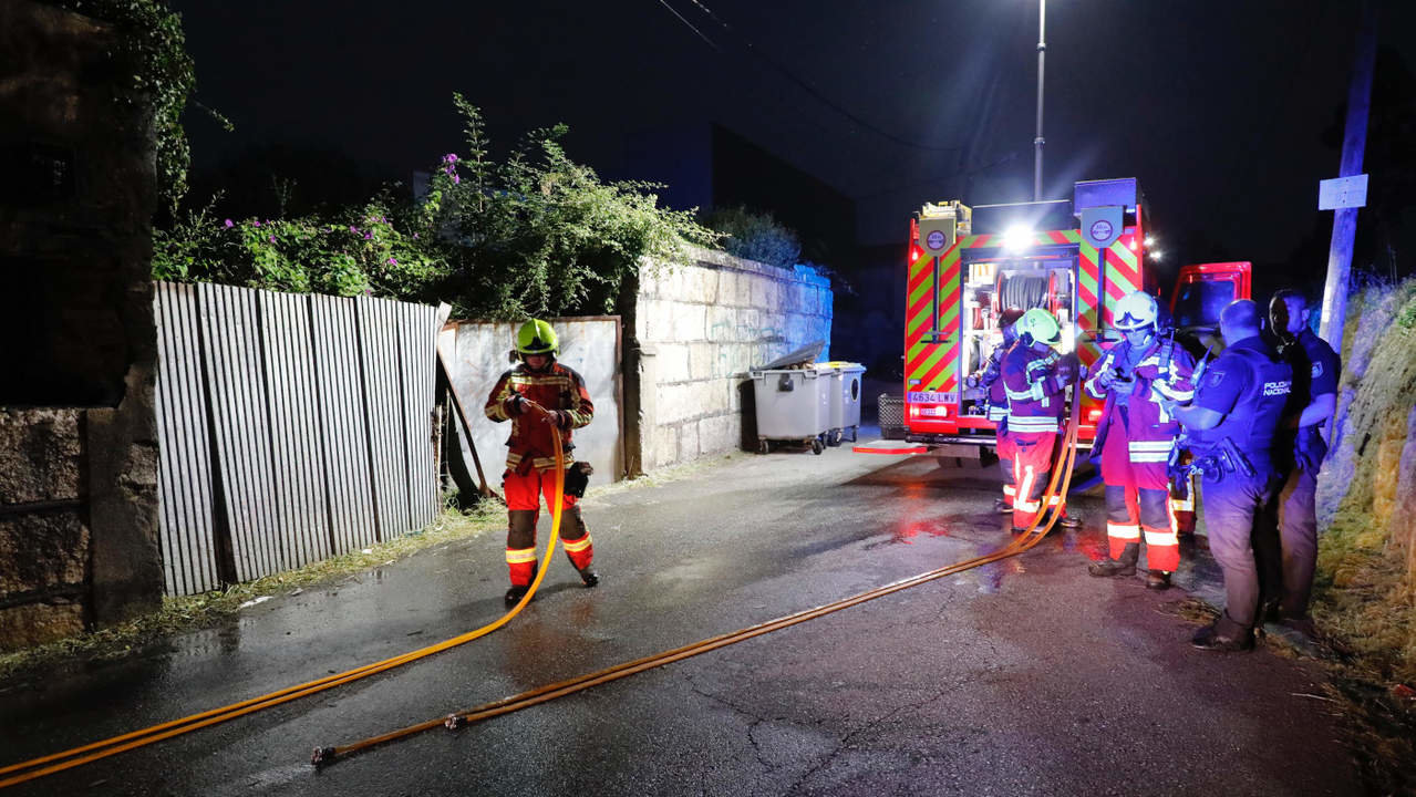 Efectivos en el lugar tras sofocar el fuego. JOSÉ LUIZ OUBIÑA