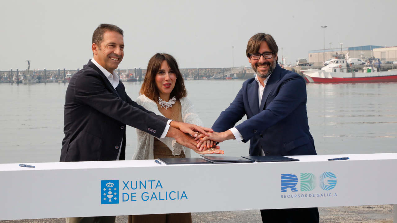 Momento de la firma del convenio. JOSÉ LUIZ OUBIÑA