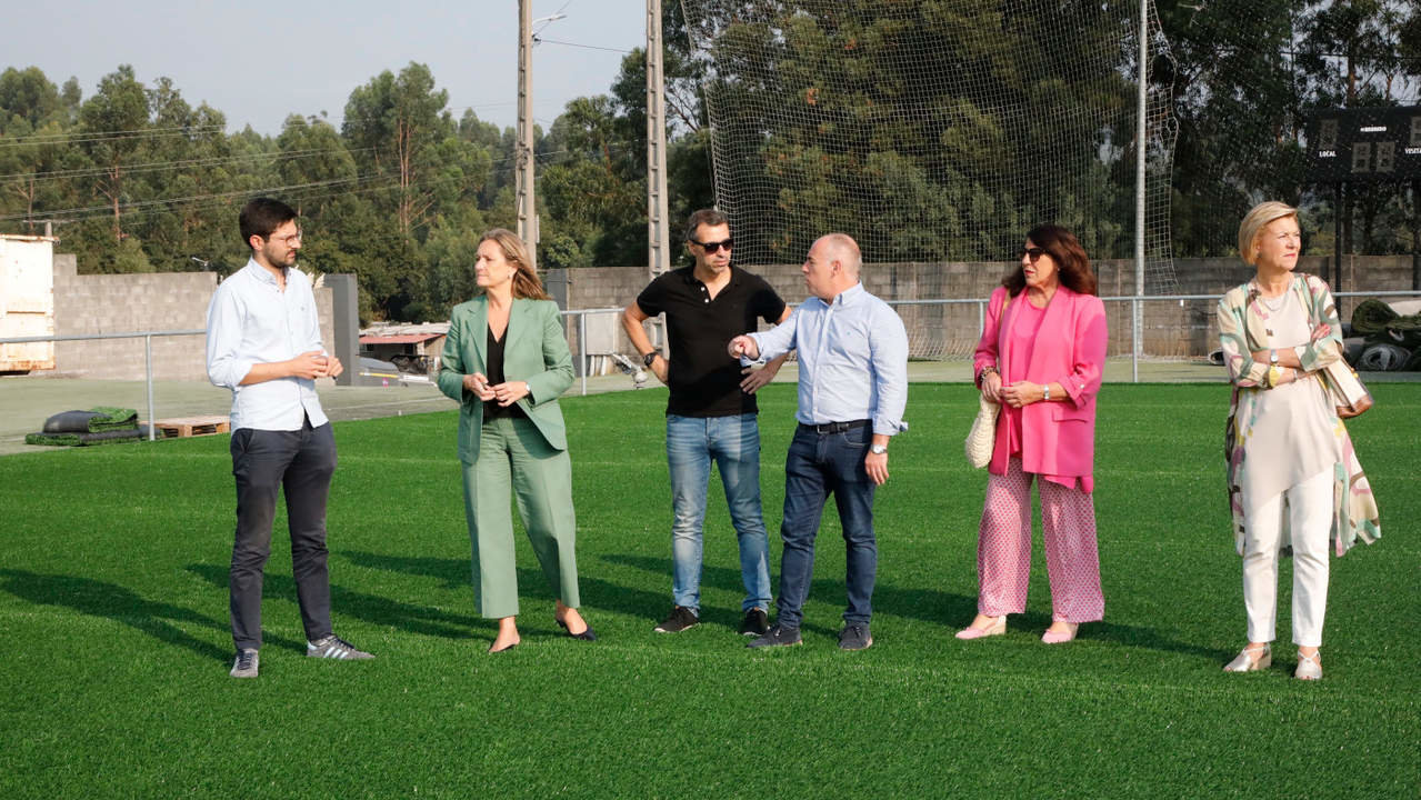 Juan Andrés Bayón, Luisa Sánchez, Carlos Coira, Javier Tourís, Elena Suárez y Ana Granja durante la visita a las obras de renovación del césped artificial del campo de fútbol de Berdón. JOSÉ LUIZ OUBIÑA