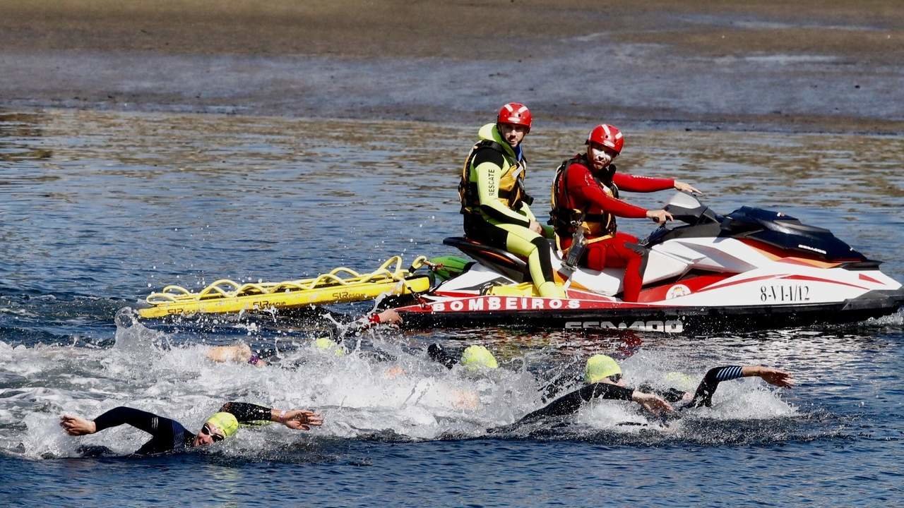 Participantes na proba de natación de triatlón. DAVID FREIRE