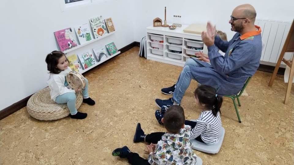 Un momento de los 'peques' en una escuela de O Salnés. DS