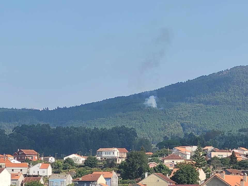 El fuego declarado este domingo en Xiabre. SC