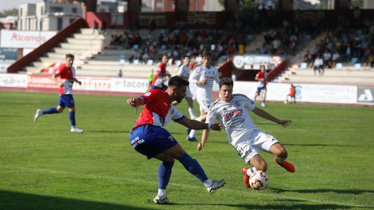 Carlos Torrado intenta poner un centro en el partido en tre el Arosa y el Noia. DAVID FREIRE