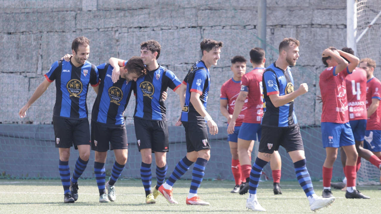 Los jugadores del Céltiga celebran uno de los goles de su victoria ante el Umia. GONZALO GARCÍA