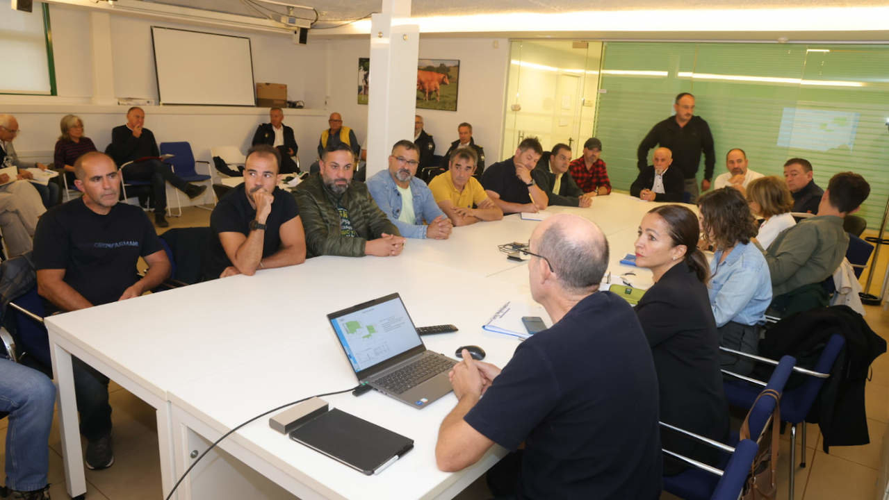 Imagen del encuentro entre la Consellería de Mar y representantes del sector de la Ría de Arousa. DS