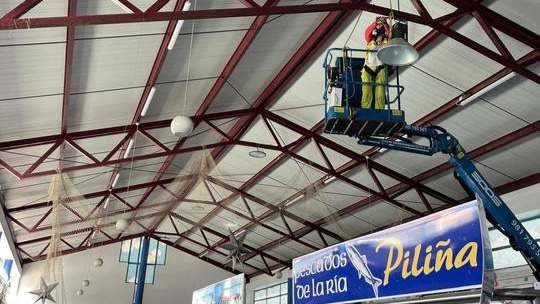 Los trabajos de renovación de la iluminación en el interior de la plaza. DS