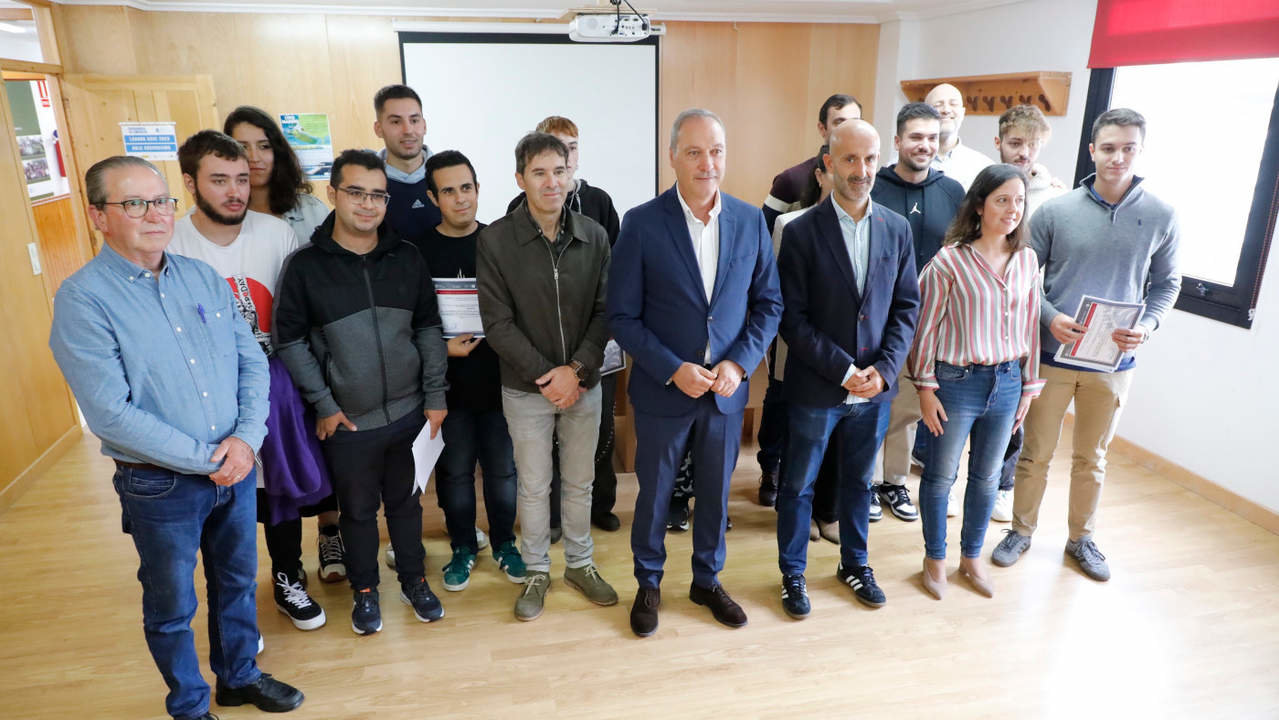 Foto de familia de la clausura del taller Labora Xove. JOSÉ LUIZ OUBIÑA